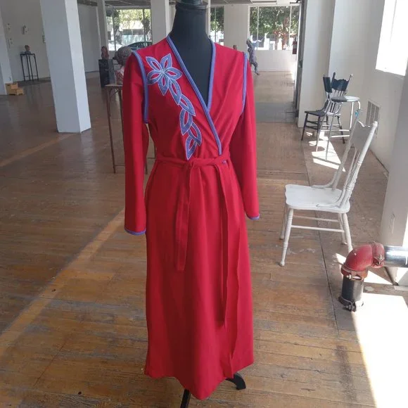 Red and blue embroidered patch work robe - Picture 8 of 8